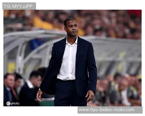 印尼主帅克鲁伊维特赛后情绪失控怒砸椅子眼眶泛红引发关注